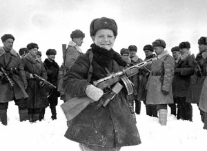 15-letni Wowa Jegorow z żołnierzami ze swojego oddziału. Kwiecień 1942 r.