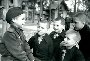 6-letni czerwonoamista rozmawia ze spotkanymi rówieśnikami z sierocińca. Moskwa, maj 1945 r.