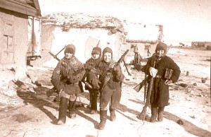 Na zdjęciu uczniowie: S. Ziemlanski, S. Weliczenko, S. Iwaszczenko i W. Iwaszczenko, którzy zabrali porzuconą przez Niemców broń i amunicję. Stalingrad, 1943 r.