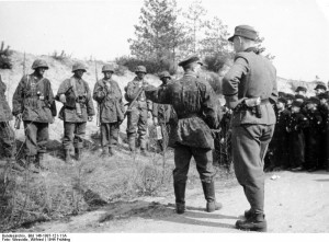 12. Dywizja Pancerna SS "Hitlerjugend" w Belgii, po prawej widoczni mali chłopcy służący w niemieckiej dywizji pancernej, wiosna 1944 r.